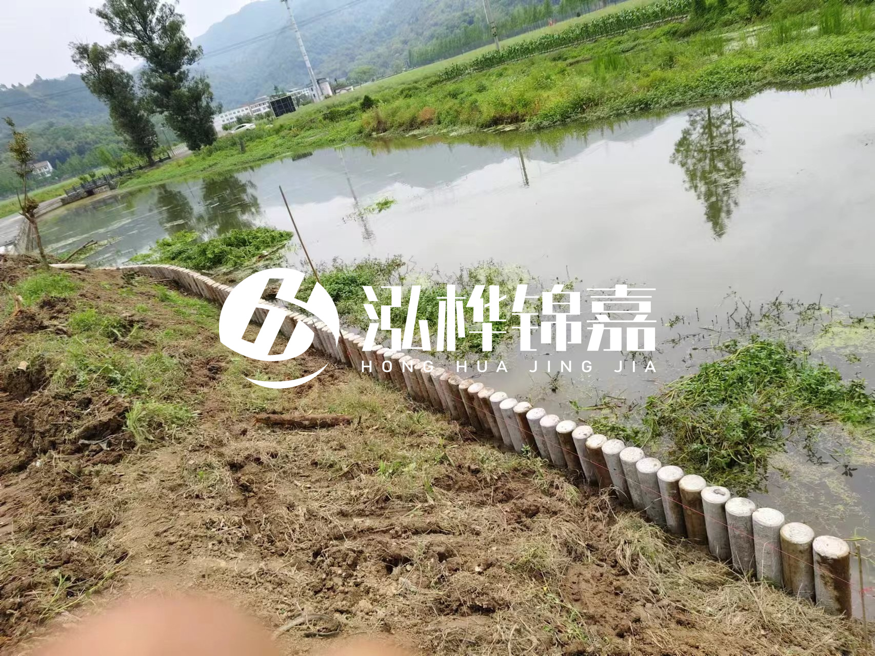 安順市挖機(jī)打木樁專業(yè)施工-河道水泥樁護(hù)坡多少錢一米？